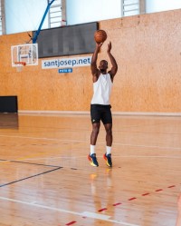 巴特勒社媒更新近期动态 一边度假一边训练两不耽误